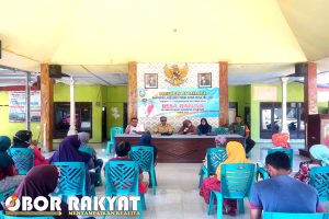 Beri Rasa Aman, Babinsa Kendit Dampingi Penyaluran BLT DD