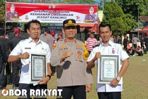 Gelar Apel Kasat Kamling, Kapolres Bondowoso Berikan Piala dan Piagam Penghargaan