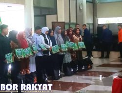 Operasi Pasar Murah, Gubernur Jatim Serahkan Bantuan Kepada Ratusan Usaha Mikro di Bondowoso
