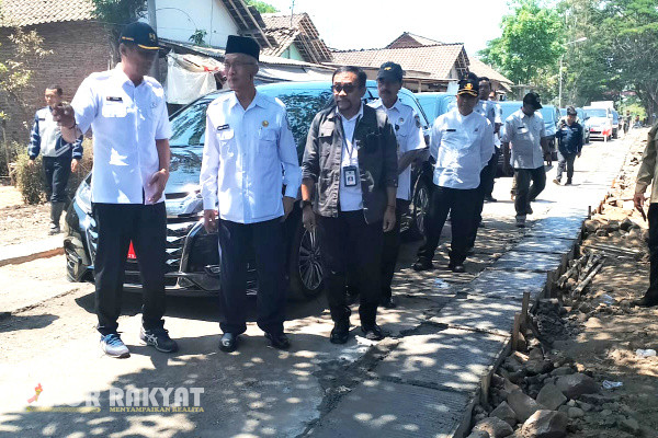 Diakhir jabatannya, Bupati Salwa Arifin, melakukan monitoring pelaksanaan proyek pembangunan infrastruktur jalan yang tersebar di beberapa titik wilayah Kabupaten Bondowoso, Rabu (20/9/2023).