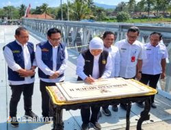 Gubernur Khofifah Resmikan Jembatan Mujur II, Desa Kloposawit Lumajang