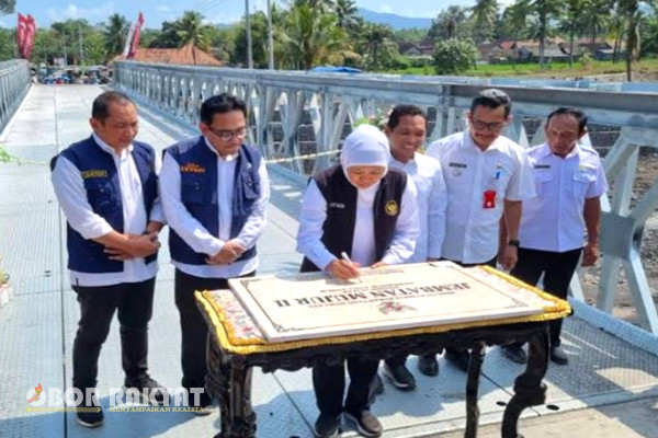 Gubernur Jawa Timur, Khofifah Indar Parawansa, meresmikan secara langsung Jembatan Mujur II yang berlokasi Desa Kloposawit, Kecamatan Candipuro, Kabupaten Lumajang, Rabu (20/9/2023).