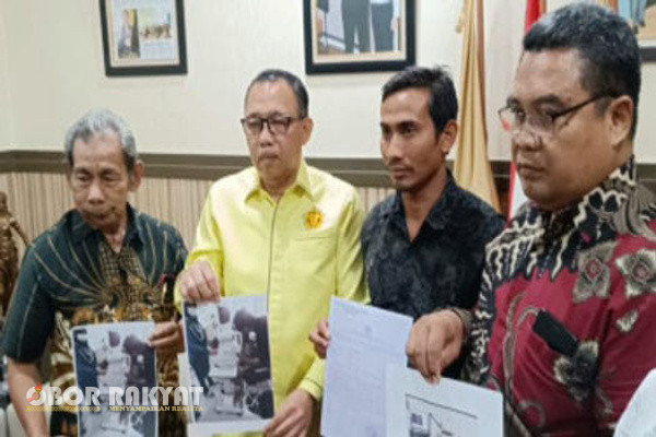Berharap segara mendapatkan keadilan, Samsul Arif, ayah siswi SD di Gresik yang mengalami kebutaan akibat dicolok kakak kelasnya dengan tusuk bakso, akhirnya mendapat pendampingan hukum dari lembaga Bantuan hukum IPHI Jatim.