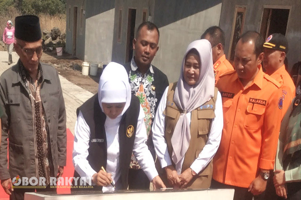 Gubernur Jawa Timur, Khofifah Indar Parawansa, meresmikan hunian tetap (huntap) Relokasi Rumah dan Sarana Prasarana Lingkungan Pasca Bencana Banjir Bandang, di Kecamatan Ijen, Kabupaten Bondowoso, Kamis (21/9/2023).