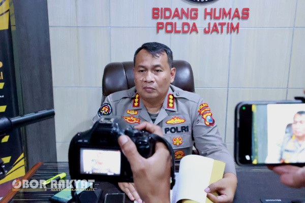 Kepolisian Daerah (Polda) Jawa Timur melakukan pengamanan ekstra menyambut laga super big match pekan ke-13 Liga 1 2023/2024 antara Persebaya Surabaya melawan Arema FC di Stadion Gelora Bung Tomo, Surabaya, Sabtu 23 September 2023.