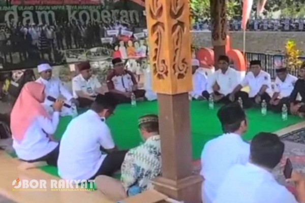 Satu per satu warga Desa Ringintelu, Kecamatan Bangorejo, Kabupaten Banyuwangi, Jawa Timur, memasuki plataran pendopo Dam Koperan, di Dusun Yudomulyo.