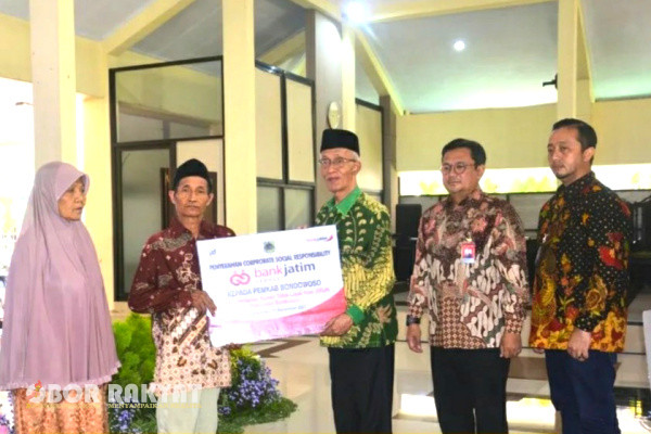 Bupati Bondowoso, Salwa Arifin bersama Vice President Bank Jatim serta pimpinan Bank Jatim hadiri dalam penyerahan corprate social responsilibity (CSR) untuk 10 unit perbaikan rumah tidak layak huni (RTLH), Jumat (23/9/2023), di pondopo Kabupaten.