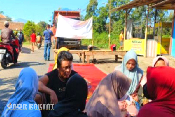 Puluhan warga di Dusun Krajan Desa Brani Wetan, Kecamatan Maron, Kabupaten Probolinggo, yang didominasi emak-emak kembali melakukan penghadangan lalu lalang Dump Truck pengangkut material tambang jalan tol Probowangi, Jumat (22/9).