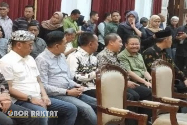 13 Pj Bupati dan Wali Kota di Jawa Timur tiba di Gedung Negara Grahadi, Surabaya pada Sabtu (23/9/2023) malam.