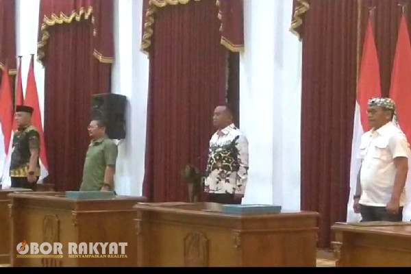 13 Pj Bupati dan Wali Kota di Jawa Timur tiba di Gedung Negara Grahadi, Surabaya pada Sabtu (23/9/2023) malam.