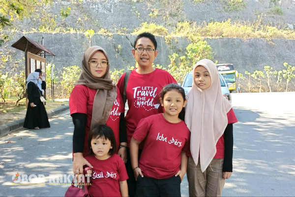 Dalam rangka Hari Ulang Tahun (HUT) banyak hal dalam perayaan, sepertihalnya salah satu media Online yang berkantor di Jalan Bibis Tama VI/5 RT03/RW07 Tandes, Surabaya, telah menggelar dengan acara Goes To Bali, bersama Warga sekitar.