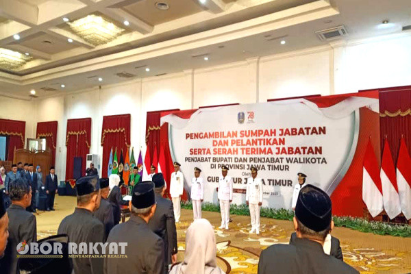Gubernur Khofifah Indar Parawansa melantik 12 Pj Bupati/Wali Kota Jawa Timur, di Gedung Negara Grahadi, Surabaya, Minggu (24/9/2923).