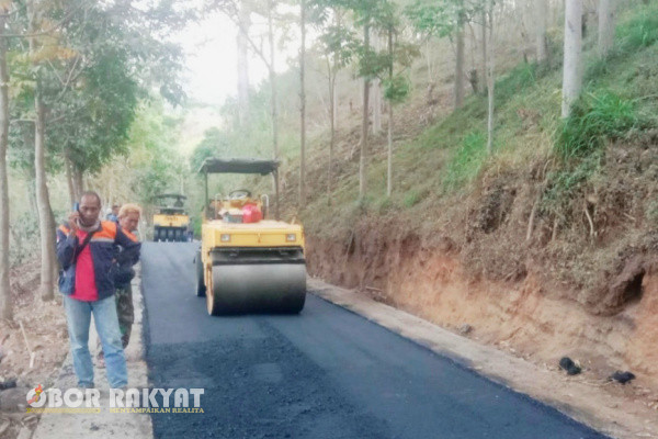 Pemerintah Kabupaten (Pemkab) Bondowoso melalui dinas Dinas Binamarga Sumber Daya Air dan Bina Konstruksi (BSBK), pada tahun 2023 ini mengalokasikan anggaran Rp 12 miliar untuk proyek rekonstruksi jalan Plalangan-Blawan yang berlokasi di Kecamatan Ijen.