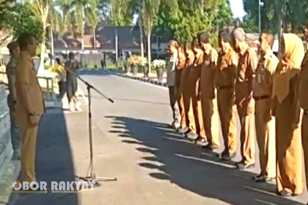 Bambang Soekwanto memimpin apel pertama setelah dirinya dilantik menjadi Pj Bupati Bondowoso, oleh Gubernur Jawa Timur, Khofifah Indar Parawansa, pada Minggu (24/9/2023) lalu.