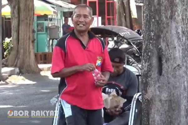 Komunitas STMJ (Seduluran Tanpa Memandang Jabatan (STMJ) di Kabupaten Bondowoso kembali menggelar kegiatan sosial dengan membagikan ratusan nasi bungkus kepada masyarakat yang membutuhkannya, Selasa (26/9/2023).