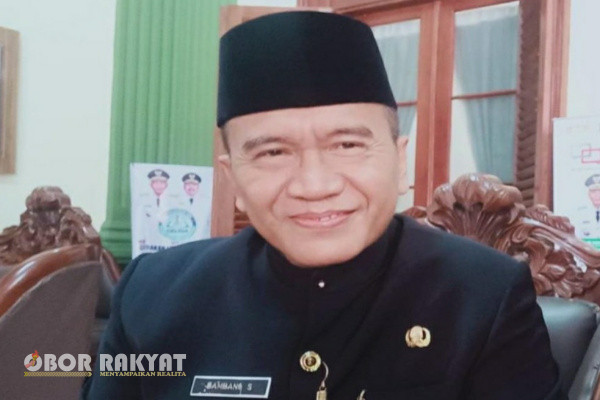 Bambang Soekwanto yang baru saja menjabat sebagai Penjabat (Pj) Bupati Bondowoso mengambil langkah tegas dengan memanfaatkan wewenangnya untuk membuat keputusan penting.