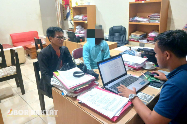 Seorang pria terduga pelaku pembakaran hutan di kawasan ijen diamankan aparat Satreskrim Polres Bondowoso.