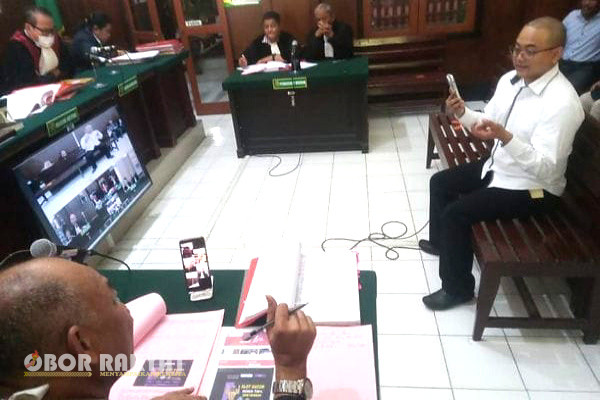 Terdakwa kasus peretasan website Dendi Syaiman, kini sudah masuk babak pemanggilan saksi penangkapan.