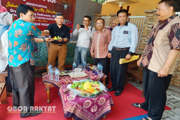 Bondowoso, Obor Rakyat – Aliansi Jurnalis dan Lembaga Sosial Masyarakat (AJL) Bondowoso menggelar tasyakuran atas pelantikan Drs. Bambang Soekwanto, menjadi sebagai Pejabat (Pj) Bupati Bondowoso oleh Gubernur Jawa Timur, Khofifah Indar Parawangsa.