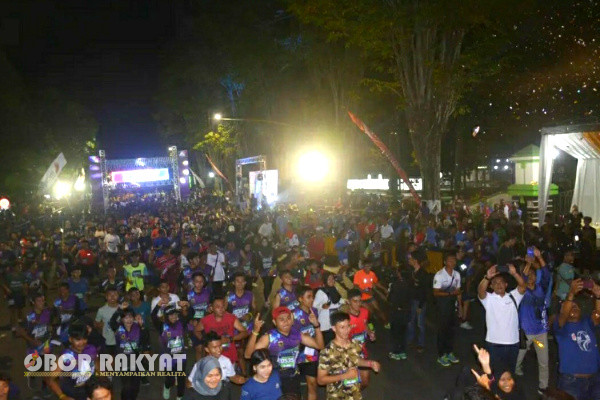 Ribuan masyarakat mengikuti kegiatan Bondowoso Night Run yang digelar Pemerintah Kabupaten (Pemkab) Bondowoso, dalam rangka merayakan Ijen Geopark sebagian dari UNESCO Global Geoparks (UGGp) Sabtu (30/9/2023).