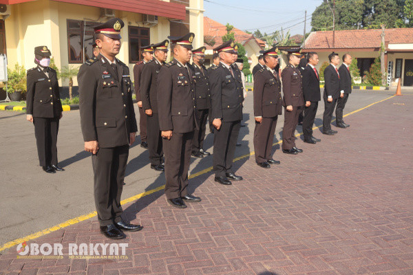 Kapolres Pasuruan, AKBP Bayu Pratama Gubunagi, menjadi Inspektur Upacara pada pelaksanaan Upacara Hari Kesaktian Pancasila yang jatuh pada hari Minggu (01/10/2023), yang bertempat di lapangan apel Sarja Arya Racana Polres Pasuruan.