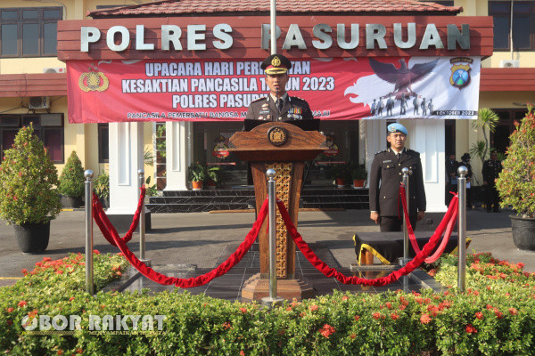 Kapolres Pasuruan, AKBP Bayu Pratama Gubunagi, menjadi Inspektur Upacara pada pelaksanaan Upacara Hari Kesaktian Pancasila yang jatuh pada hari Minggu (01/10/2023), yang bertempat di lapangan apel Sarja Arya Racana Polres Pasuruan.