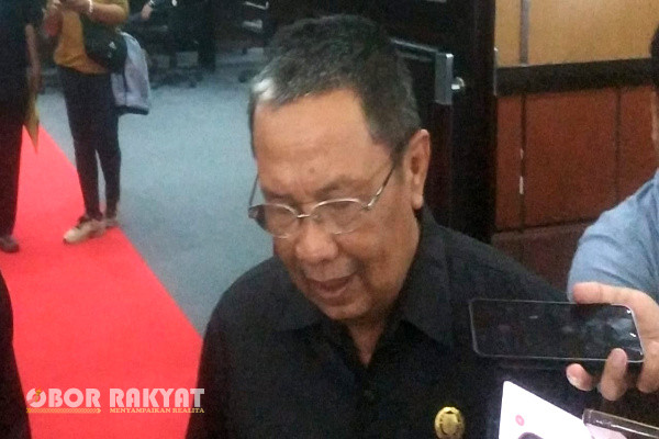 Untuk bulan Oktober 2023 ini, gaji Aparatur Sipil Negara (ASN) di lingkungan Pemerintah Kabupaten (Pemkab) Bondowoso tidak akan tepat waktu. Mengapa demikian, karena anggaran yang tersedia hanya cukup untuk menggaji 50% dari seluruh ASN.