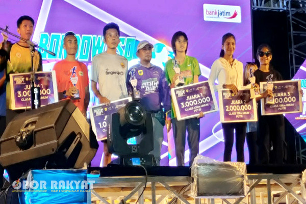 Firdauziah warga Desa Bataan, Kecamatan Tenggarang, Kabupaten Bondowoso berhasil mencatatkan prestasi gemilang dengan meraih juara 1 (satu) pada lomba Bondowoso Night Run 2023 kategori 10 kilometer putri yang digelar oleh Pemerintah Kabupaten (Pemkab) Bondowoso melalui Dinas Pariwisata Kebudayaan Pemuda dan Olahraga (Disparbudpora) pada Sabtu malam (30/9/2023) lalu.