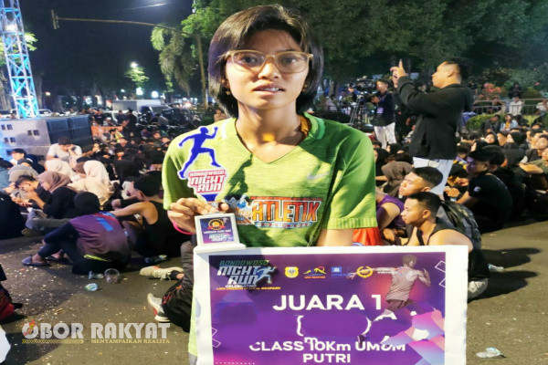 Seorang anak perempuan asal lulusan Madrasah Aliyah (MA) Al Falah Bondowoso ini dalam beberapa hari terakhir viral di media sosial (Medsos). Mengapa demikian karena dijuluki sebagai pelari perindu podium.