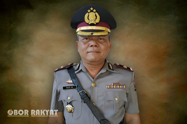 Kompol Budi Waluyo dalam gerbong mutasi bersurat Telegram Nomor : ST/ 1415/IX/Kep.2023, menjadi salah satu anggota yang ikut di mutasi. Menariknya penempatan jabatan barunya sebagai Kapolsek Tandes bukan hal yang baru baginnya. Pasalnya ia merupakan mantan Kanitreskrim Polsek Tandes 18 Tahun yang lalu.
