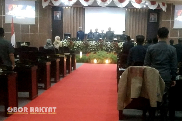Pj Bupati Bondowoso, Bambang Soekwanto, menghadiri rapat paripurna pemandangan umum fraksi atas Rancangan Peraturan Daerah (Raperda), tentang pajak daerah dan retribusi daerah serta pendapat Bupati atas 4 (empat) isnisiatif Dewan Perwakilan Rakyat Daerah (DPRD), Rabu (4/9/2023) malam.