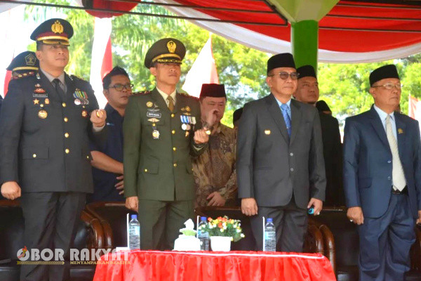 Pejabat Pj. Bupati Bondowoso, Bambang Soekwanto bersama jajaran Forkopimda menghadiri upacara peringatan Hari Ulang Tahun (HUT) TNI ke-78, Tahun 2023.