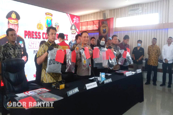 Surabaya, Obor Rakyat - Kasus dugaan pembunuhan terhadap Dini Sera Afrianti (29) akhirnya menemukan titik terang. Satu pelaku ditetapkan sebagai tersangka, diketahui pelaku bernama Gregorius Ronald Tannur yang diduga anak anggota DPR RI.