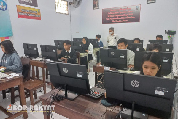 Surabaya, Obor Rakyat - Tak punya ijazah, lantaran putus sekolah, tak perlu kuatir, pasalnya Pusat Kegiatan Belajar Masyarakat (PKBM) Tunas Harapan, Surabaya, membantu dalam hal jenjang kelanjutan.
