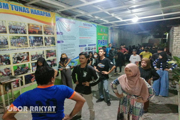 Surabaya, Obor Rakyat - Tak punya ijazah, lantaran putus sekolah, tak perlu kuatir, pasalnya Pusat Kegiatan Belajar Masyarakat (PKBM) Tunas Harapan, Surabaya, membantu dalam hal jenjang kelanjutan.