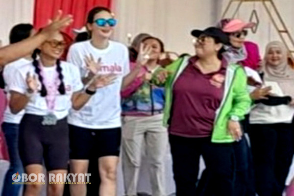 Banyuwangi, Obor Rakyat - Dua Aktris papan atas Indonesia, yakni Luna Maya dan Nirina Zubir mengikuti Tour of Kemala kedua di Banyuwangi. Mereka bersepeda di kategori 55 kilometer.