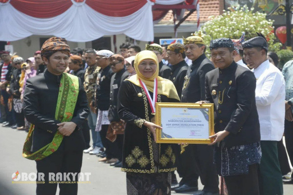 Bondowoso, Obor Rakyat - Momentum bersejarah dalam peringatan Hari Jadi ke-78 Jawa Timur, diwarnai dengan momen istimewa ketika Pj Bupati Bondowoso menerima piagam penghargaan Prestisius.