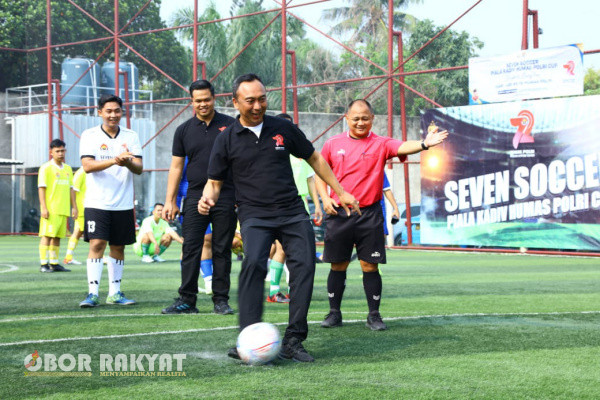 Jakarta, Obor Rakyat - Kadiv Humas Polri, Irjen. Pol. Sandi Nugroho membuka acara Seven Soccer yang diikuti seluruh jajaran Divisi Humas dan jurnalis.