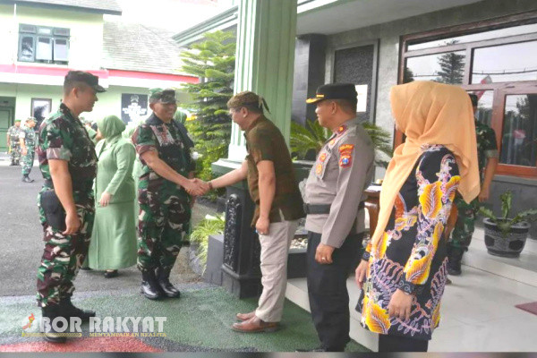 Bondowoso, Obor Rakyat - Dalam rangka memperkuat sinergi antara pemerintah daerah dan TNI, Pj Bupati Bondowoso, Bambang Soekwanto bersama Dandim 0822, Letkol. Arm Suhendra Cipta menerima kunjungan kerja! kunker) Danrem 083/BDJ, Kolonel Inf. Jamaludin, Jumat (13/10/2023), di Mako Kodim 0822 Bondowoso.