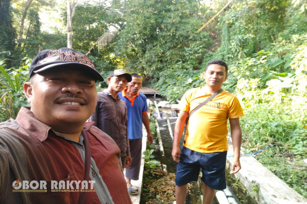 Bondowoso, Obor Rakyat - Menindaklanjuti instruksi Administratur Perum Perhutani KPH Bondowoso dan sebagai wujud keperdulian Rimbawan terhadap dunia pendidikan, seluruh jajaran Bagian Kesatuan Pemangkuan Hutan (BKPH) yang dipimpin oleh Mohamat Karto Asper KBKPH Sumber Wringin melaksanakan Karya Bhakti membersihkan areal Sumber mata air dipetak 48F RPH Karang anyar dan penyaluran pipa PVC guna mencukupi kebutuhan sarana dan prasarana santri di yayasan pendidikan Islam " DARUL AKHLAQ" Desa Sumber Wringin, Minggu (15/10/2023).