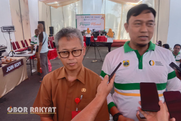 Bondowoso, Obor Rakyat - Pemerintah Kabupaten (Pemkab) Bondowoso melalui Dinas Pertanian dan Ketahanan Pangan (Dispertan) kolaborasi dengan Perumahan Umum Badan Urusan Logistik (Bulog) melaksanakan Gerakan Pangan Murah (GPM), di seputaran jalan Amir Kusman, Alun-alun Raden Bagus Asra (RBA) Ki Ronggo, Senin (16/10/2023).