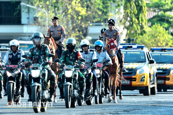 Surabaya, Obor Rakyat – Usai Apel Gelar Pasukan Operasi Mantap Brata Semeru 2023-2024 di Makodam V Brawijaya, pada Selasa 17 Oktober 2023 lebih kurang 23 Ribu aparat gabungan melakukan Simulasi Pengamanan Kota (Sispamkota).