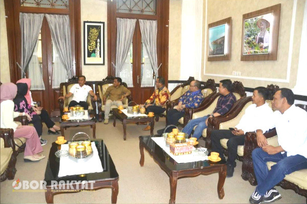 Bondowoso, Obor Rakyat - Pj Bupati Bondowoso, Bambang Soekwanto, menerima kunjungan kerja (kunker) komisi A, DPRD Kabupaten Lumajang, Rabu (18/10/2023), di Peringgitan Pendopo Kabupaten.