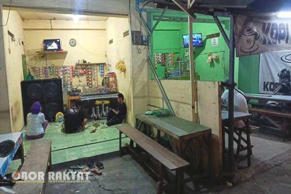 Surabaya, Obor Rakyat - Warga Karangpoh, Tandes, Surabaya, khususnya Gang 2 RT01/RW01 diresahkan dengan dentuman keras musik warung kopi (warkop).