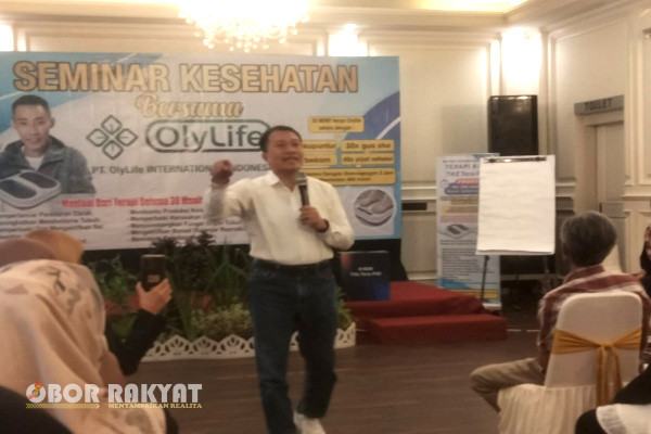 Banyuwangi, Obor Rakyat - Olylife THZ Tera P-90 merupakan alat terapi kaki modern yang dirancang dengan teknologi medan elektromagnetik berdenyut (PEMF) yang dipadukan dengan teknologi gelombang Terahertz (THz) yang sangat trending saat ini di dunia kesehatan.