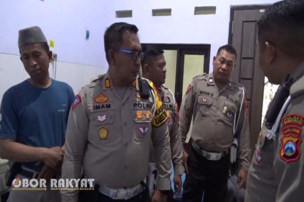 Bondowoso, Obor Rakyat - Kasat Lantas Polres Bondowoso, AKP Zainul Imam Syafi'i bersama anggotanya menjenguk putra dari Iptu Seminar yang sedang sakit.