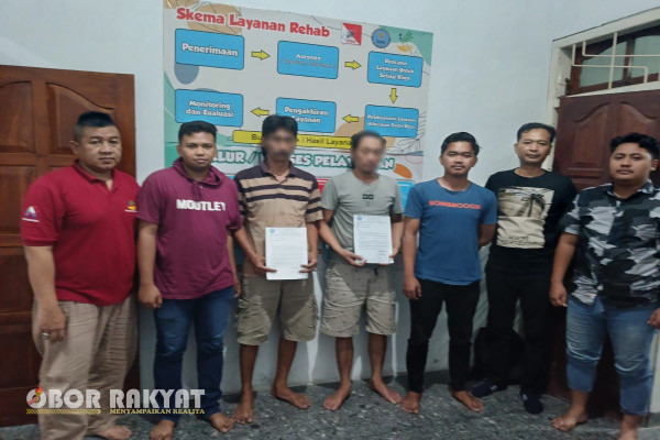 Bondowoso, Obor Rakyat - Oknum Kepala Desa (Kades) di Kecamatan Tamanan, Kabupaten Bondowoso berinisial M digerebek saat pesta sabu di sebuah rumah di Kecamatan Sumberjambe, Kabupaten Jember, Minggu (15/10/2023) lalu.