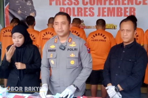 Jember, Obor Rakyat - Polres Jember melimpahkan oknum Kepala Desa (Kades) asal Kecamatan Tamanan, inisial M yang terjerat kasus narkoba ke Polres Bondowoso.
