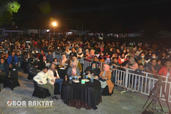 Bondowoso, Obor Rakyat - Tumpah ruah penonton saat Vokalis Band Seventeen membawakan lagu berjudul Jaga Selalu Hatimu, di Pementasan Sound Of Ijen Caldera, di Arabika HomeStay, Blawan, Kecamatan Ijen, Kabupaten Bondowoso, Sabtu, (21/10/2023) malam.