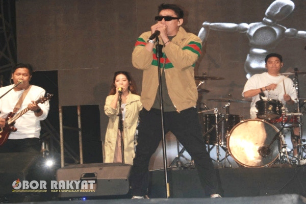 Bondowoso, Obor Rakyat - Tumpah ruah penonton saat Vokalis Band Seventeen membawakan lagu berjudul Jaga Selalu Hatimu, di Pementasan Sound Of Ijen Caldera, di Arabika HomeStay, Blawan, Kecamatan Ijen, Kabupaten Bondowoso, Sabtu, (21/10/2023) malam.